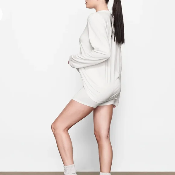 Skims BOYFRIEND LONG SLEEVE T-SHIRT - Picture 4 of 7